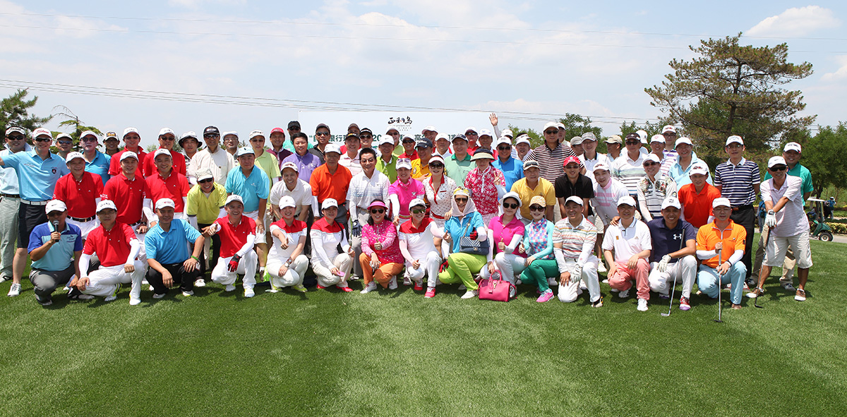 打球不仅是为了赢得成绩，更是为了交一群能够玩在一起，学在一起的好朋友。正和岛高尔夫总队的成员们在球场竞技中增进了友谊，在为团队冠军的冲击中，展现了高尔夫的竞技水平。岛邻大会期间，2015正和岛高尔夫巡回赛北京站，人气开球！