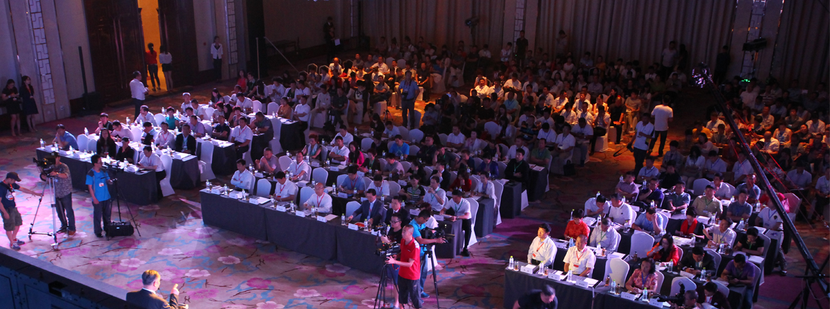 作为中国十大商帮之一，闽商以强大的创新活力代言中国企业家在当前经济提挡换速、结构调整中的“精气神”。正和岛闽商论坛汇集数百位福建商界领袖，与全国企业家、专家学者展开一次激烈的智慧碰撞，在经济缓行中寻找向春的力量。