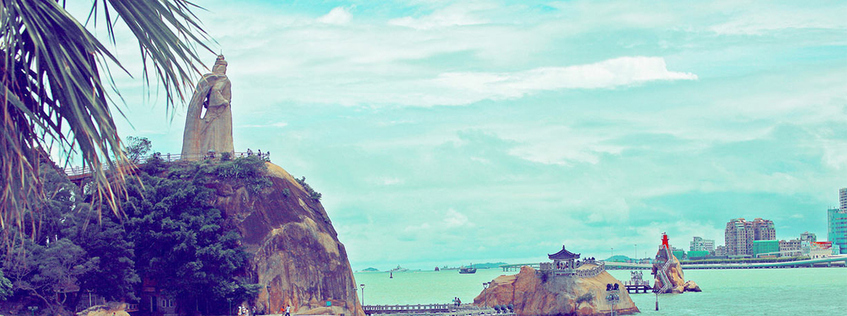 来厦门，怎能没有一场说走就走的旅行？在南普陀寺领略博大精深的佛教文化，在鼓浪屿上欣赏万国建筑，在街角弄堂品味闽南“古早味”，还可以到海峡对岸的台湾、金门来一场“台海”之旅。